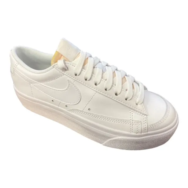 Nike scarpa sneakers da donna con zeppa Blazer Low DJ0292-100 bianco